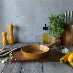 Poêle Ector Induction Aluminium Revêtu Manche En Bois 20 Cm Jaune -Silikomart Cuisine Boutique 108005 3 1 Poele Ector induction aluminium revetu manche en bois 20 cm jaune Ogo