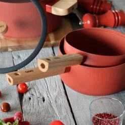 Casserole Ector Induction Aluminium Revêtu Manche En Bois 20 Cm Rouge 11 Casserole Ector Induction Aluminium Revêtu Manche En Bois 20 Cm Rouge -Silikomart Cuisine Boutique 108011 4 1 Casserole Ector induction aluminium revetu manche en bois 20 cm rouge Ogo