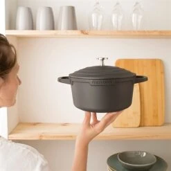 Cocotte Légère Ronde En Fonte D'aluminium 20 Cm 2,6 L Coloris Noir 7 Cocotte Légère Ronde En Fonte D'aluminium 20 Cm 2,6 L Coloris Noir -Silikomart Cuisine Boutique 203002 2 3 Cocotte legere ronde en fonte d aluminium 20 cm 2 6 L coloris noir Mathon