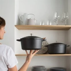 Lot Cocotte Légère Ronde En Fonte D'aluminium 20 Cm Coloris Noir Et Deux Maniques Silicone -Silikomart Cuisine Boutique 209010 2 2 Lot cocotte legere ronde en fonte d aluminium 20 cm coloris noir et deux maniques silicone Mathon