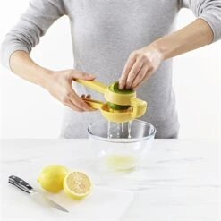 Joseph Joseph Presse-agrumes JuiceMax -Silikomart Cuisine Boutique 606038 4 1 Presse agrumes JuiceMax Joseph Joseph
