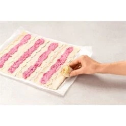 Roulette à Gâteaux Forme Rose -Silikomart Cuisine Boutique 653407 3 6 Roulette a gateaux forme rose Betty Bossi