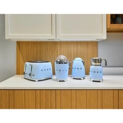 Smeg Presse-agrumes électrique Bleu Azur 70 W CJF01PBEU -Silikomart Cuisine Boutique 728026 3 1 Presse agrumes electrique bleu azur 70 W CJF01PBEU Smeg