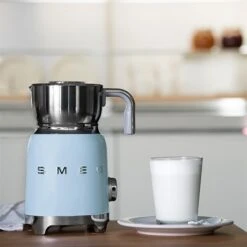 Smeg Chocolatière émulsionneur Bleu Azur 500 W MFF01PBEU -Silikomart Cuisine Boutique 780233 4 1 Chocolatiere emulsionneur bleu azur 500 W MFF01PBEU Smeg