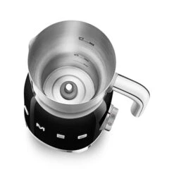 Smeg Chocolatière Et Mousseur De Lait Noir MFF11BLEU 10 Smeg Chocolatière Et Mousseur De Lait Noir MFF11BLEU -Silikomart Cuisine Boutique 780310 3 1 Chocolatiere et mousseur de lait noir MFF11BLEU Smeg